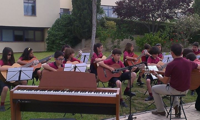  Children giving a concert 